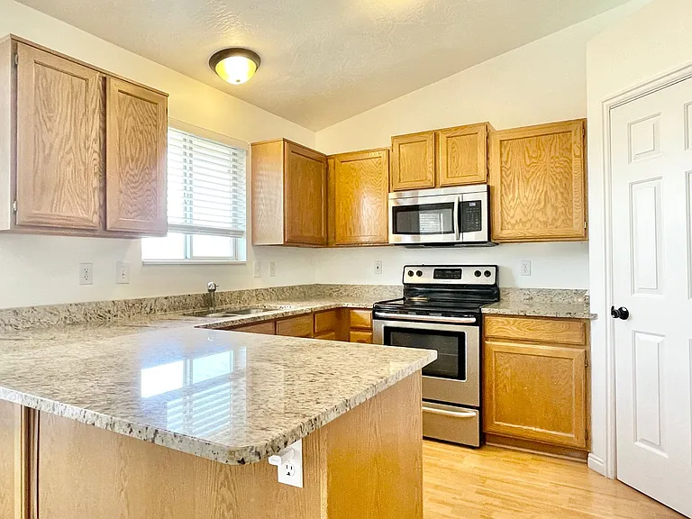 617 E Orangewood Ln — Photo 8