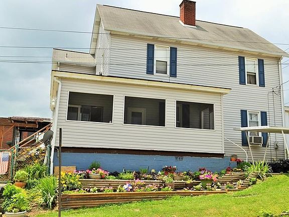 Another great porch to relax on.  Check out the car port.  That's a rare find in this area.