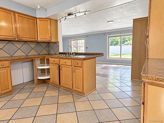 5th image of 563 Sunningdale Dr