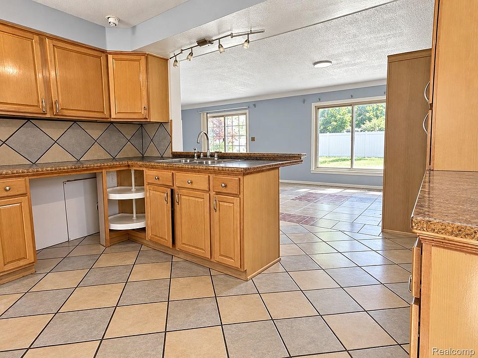 563 Sunningdale Dr, photo 5