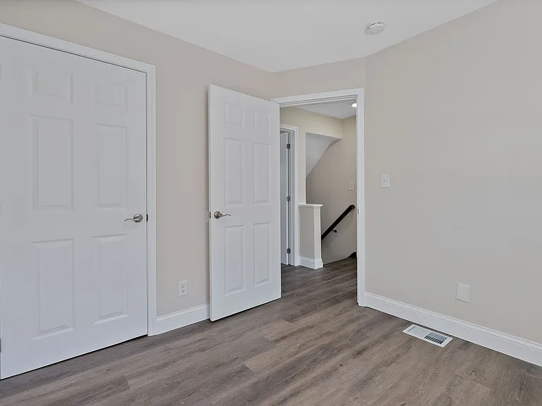 464 E Norwich Ave #D — Photo 8