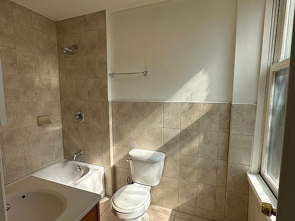 3rd image of 8 Carroll St Floor 2