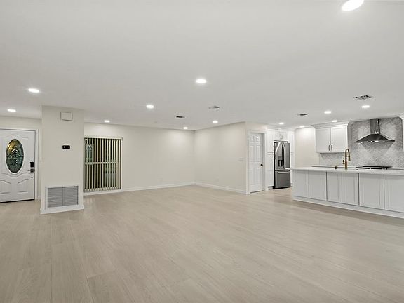 3rd image of 2703 Lancaster Dr