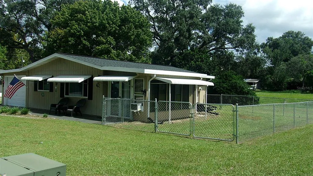 2 bed, 1.0 bath, 864 sqft, $1,300 — Photo 2