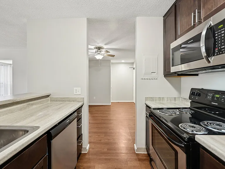 Lexington Hills Apartments — Photo 34