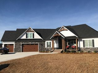 5756 Edge Farm Dr, Hope Mills, NC 28348