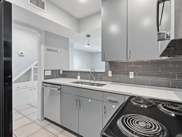 2122 Hancock Dr #121 — Photo 8