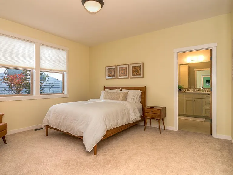 Bedroom 1, queen bed