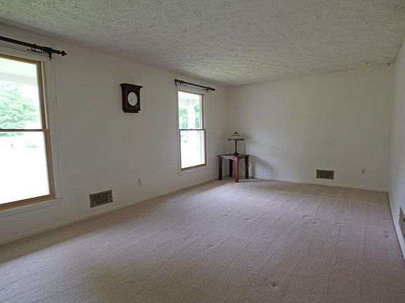4th image of 18 Cloverwood Dr