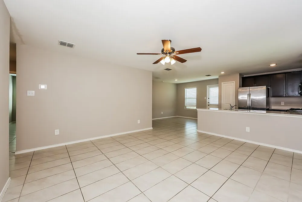 3 bed, 2.0 bath, 1302 sqft, $1,945 — Photo 3