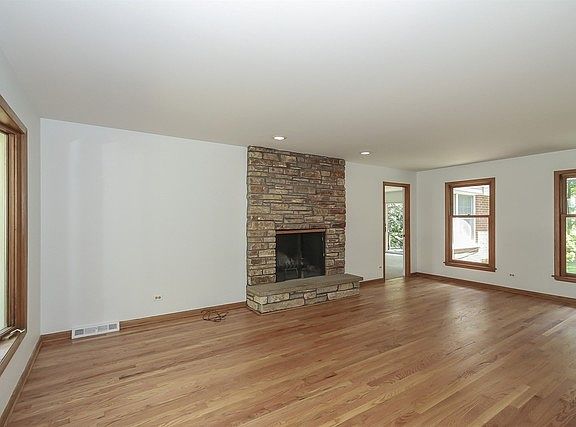 5th image of 31 Portshire Dr