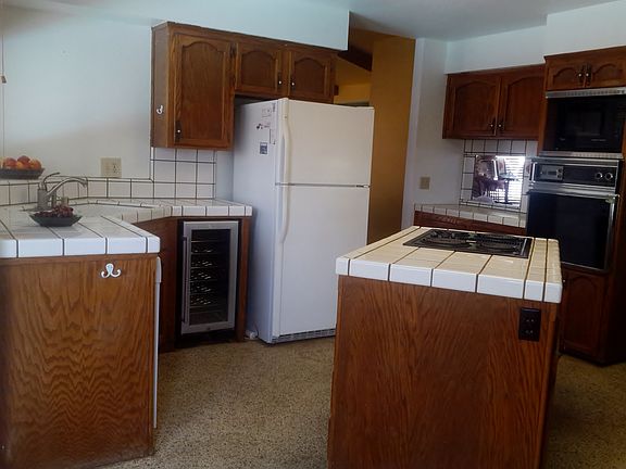 3rd image of 392 W Magnolia Ave