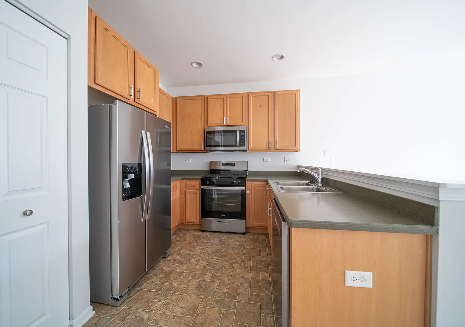 2 bed, 2.5 bath, 1380 sqft, $2,400 — Photo 4