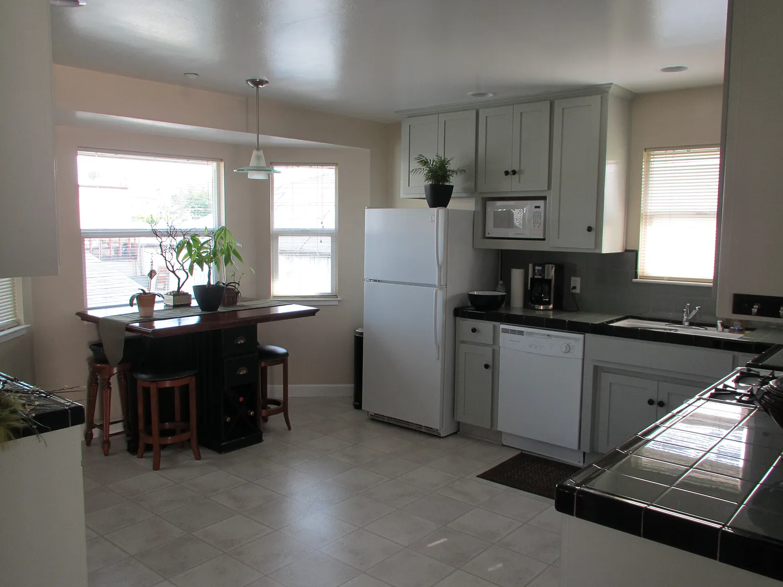 2 bed, 875 sqft, $3,000 — Photo 2