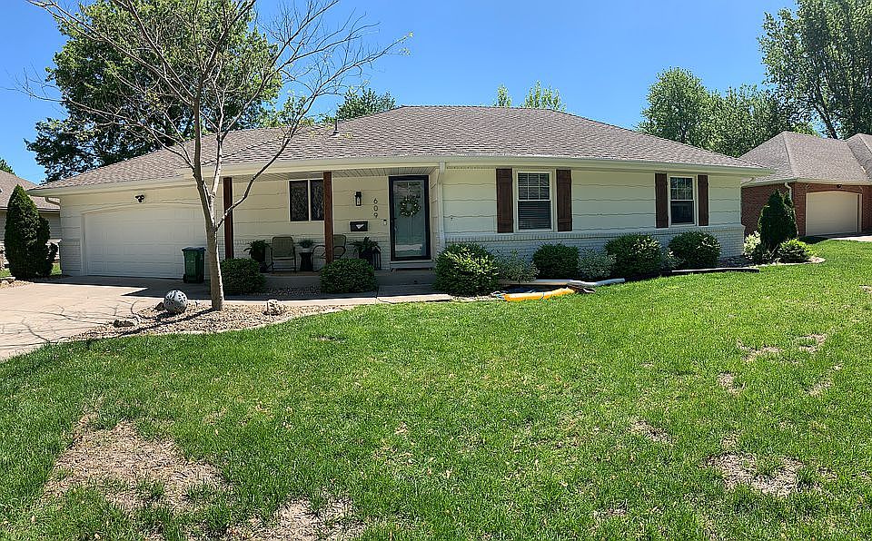 2nd image of 609 NE Coronado Ave