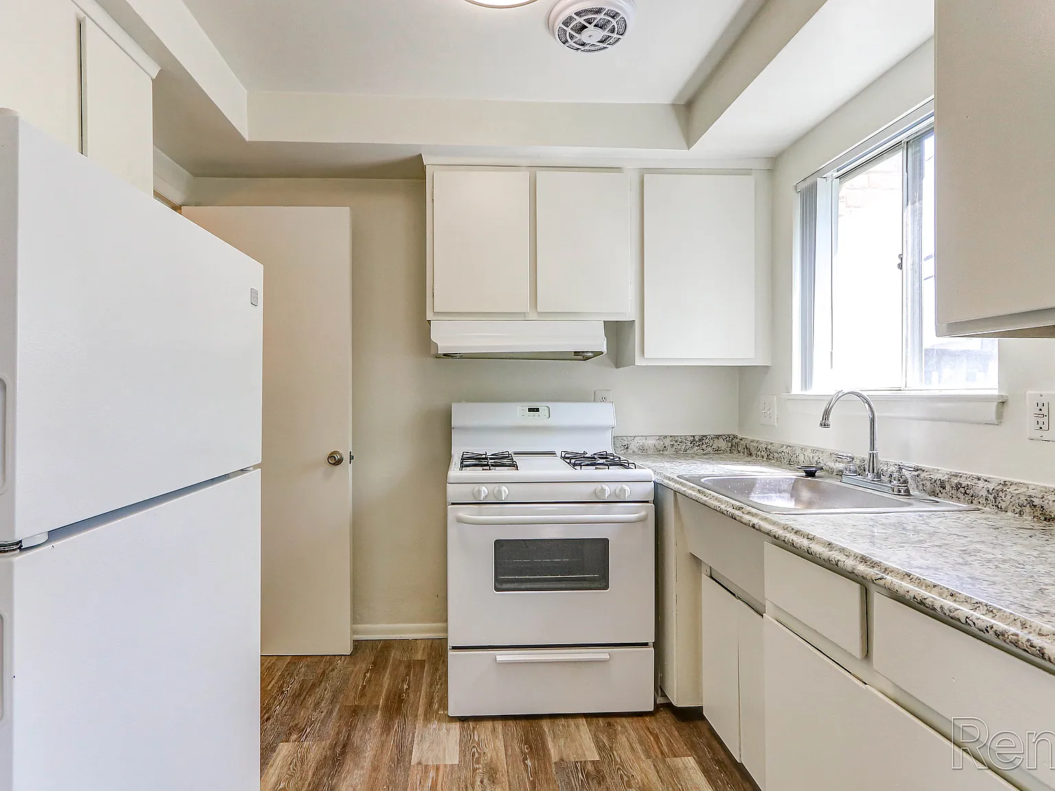 Elmsleigh Apartments — Photo 3