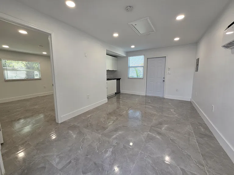 4648 SW 24th Ave #2 — Photo 2