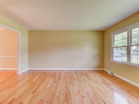 4th image of 2045 Montclair Dr