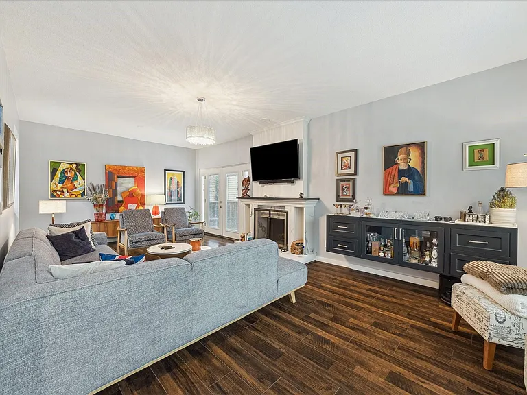 2100 Tanglewilde St #373 — Photo 6