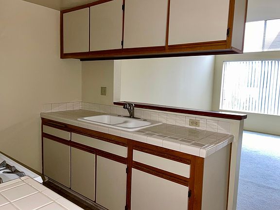 2nd image of 422 N Oxford Ave APT 6