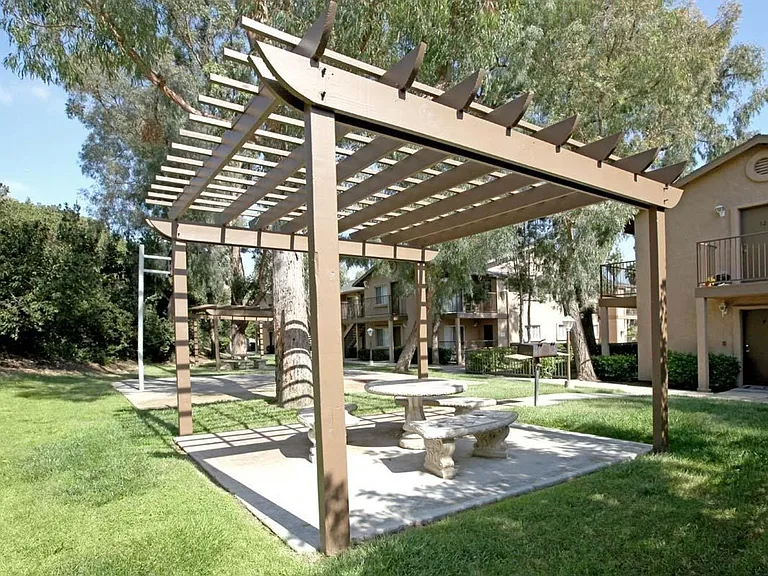 Euclid Oaks — Photo 9