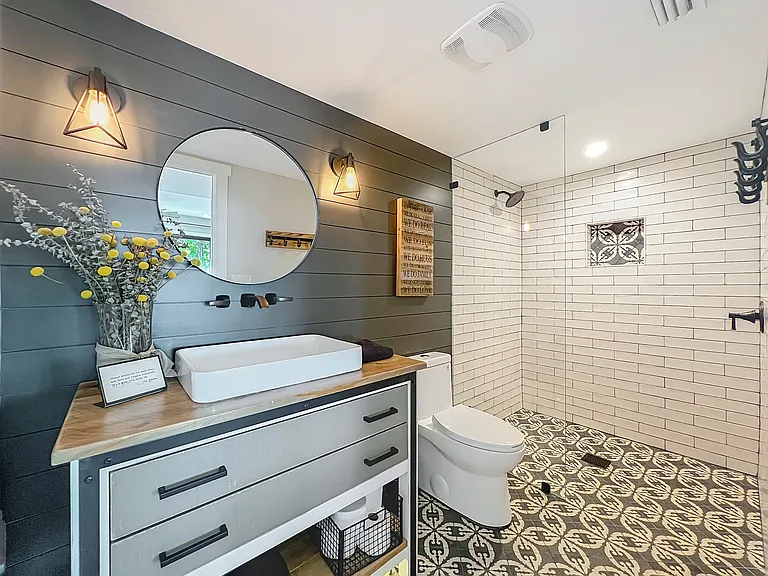 BR 4: en-suite bath (downstairs)