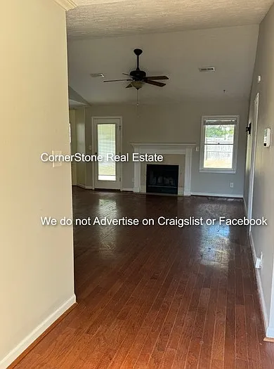3 bed, 2.0 bath, 1293 sqft, $1,800 — Photo 2