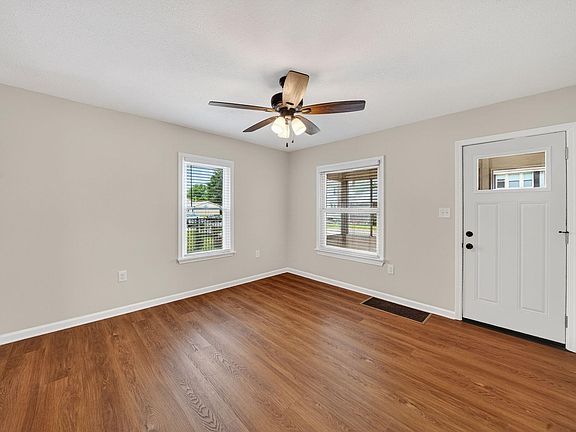 4th image of 217 Stanley St