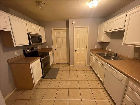 4th image of 6105 SW Meadow Well Ave