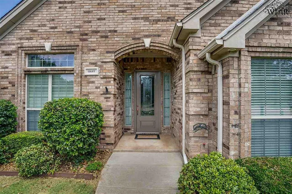 4 bed, 2.5 bath, 2395 sqft, $3,200 — Photo 2