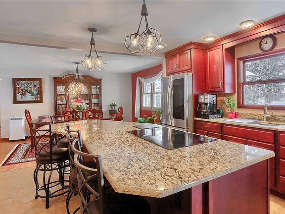 4th image of 1032 Mercer Rd N