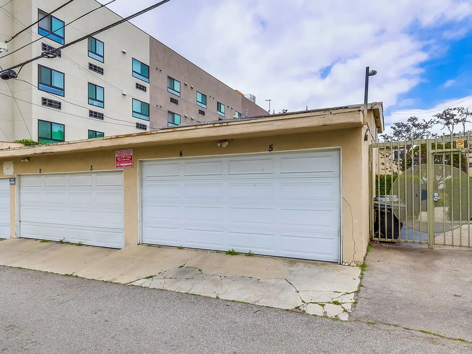 Secure, Stylish Property Near Leimert Park & Baldwin Hills — Photo 4