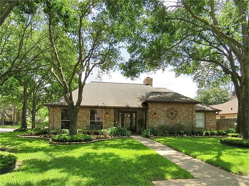 Lovely 1-story home in desirable, family-friendly Deerfield Village!