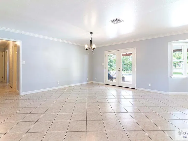 328 Creekbend Dr — Photo 5