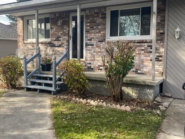 432 Edgewater Dr, Algonac, MI 48001