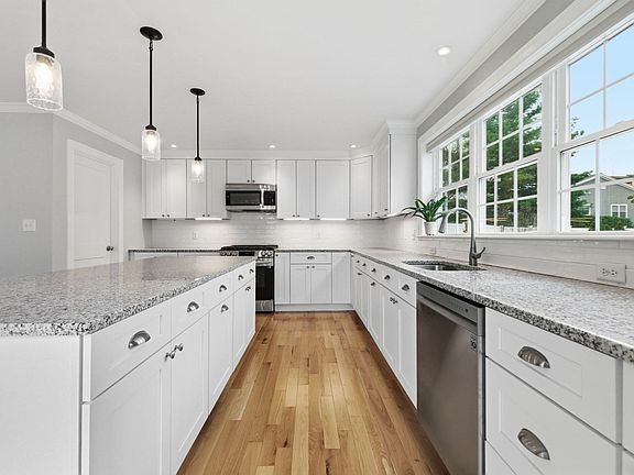 4th image of 39 French St