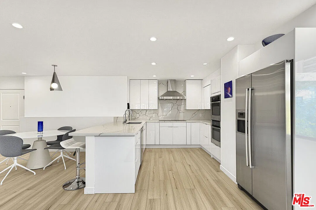 2 bed, 2.0 bath, 1161 sqft, $5,500 — Photo 3