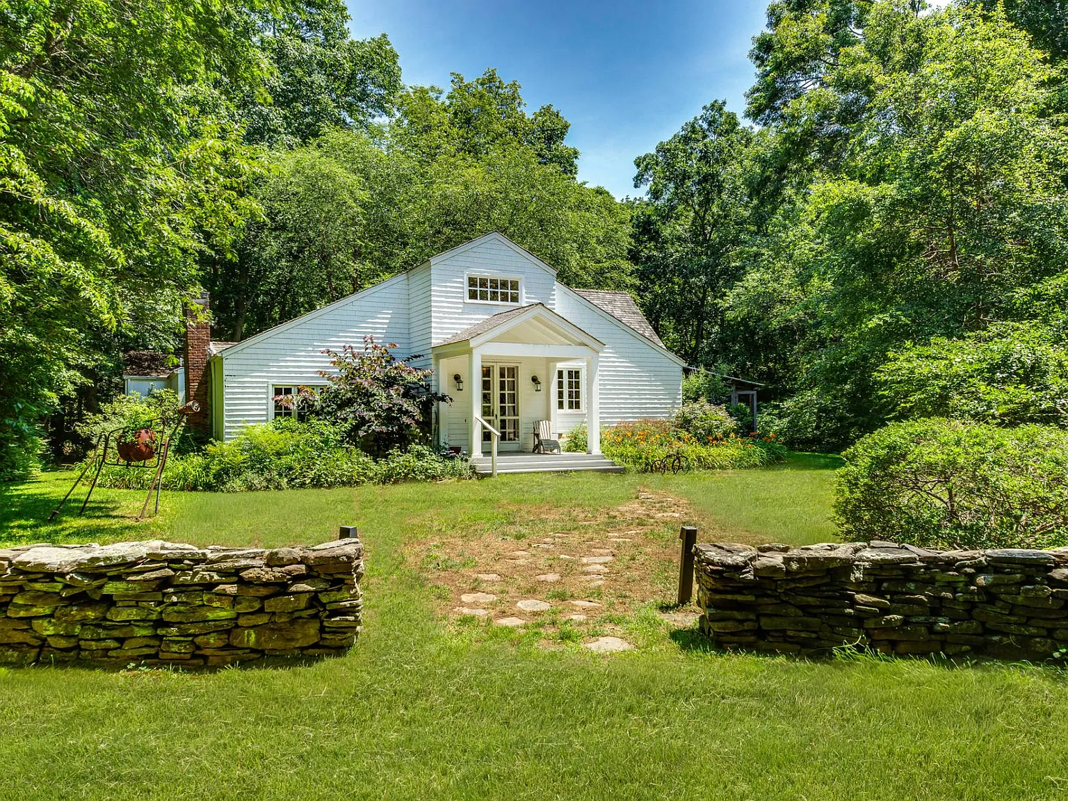 Rent On a Quiet cul-de-sac Behind a Private Gate — Photo 1