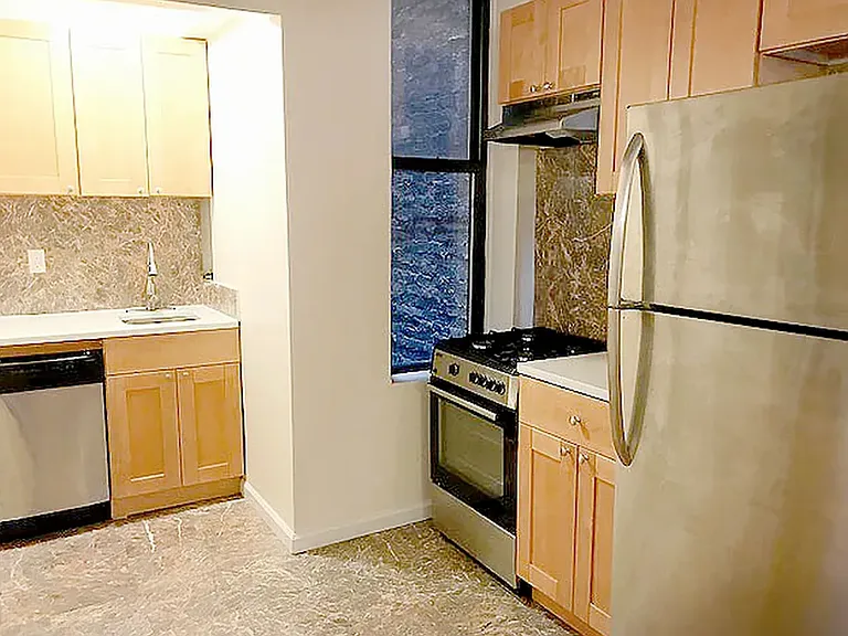 105 E 10th St #3D — Photo 3