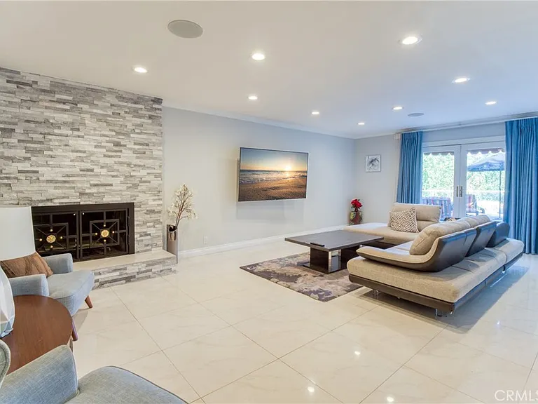 7796 Skyhill Dr — Photo 2
