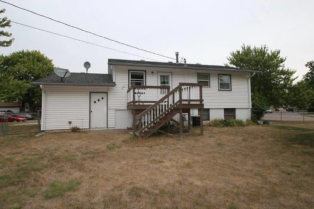 301 Aspen Dr — Photo 2