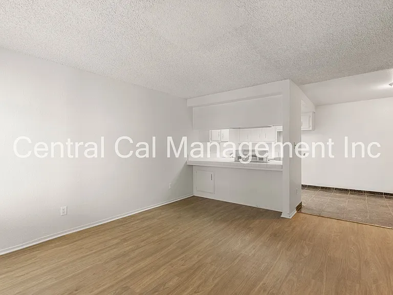 4200 Parkwood Ct — Photo 3