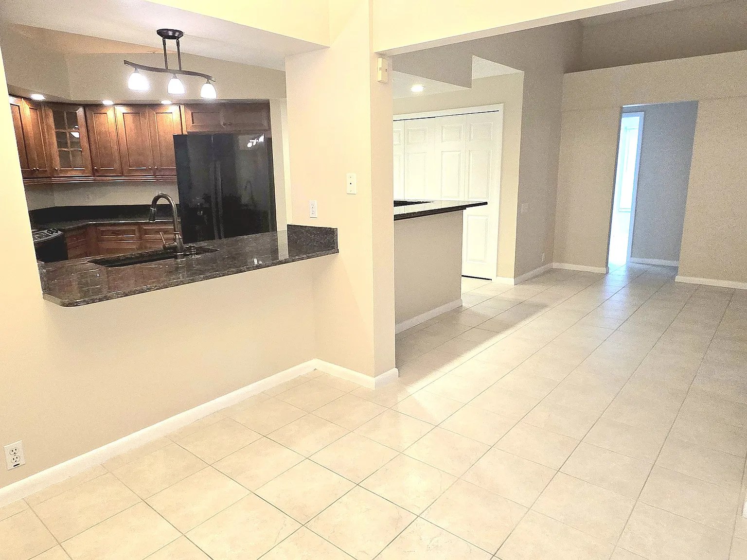 3 bed, 2096 sqft, $3,200 — Photo 4