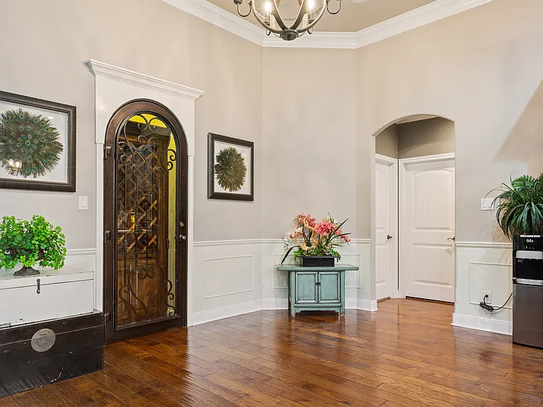 8464 Spicewood Springs Rd — Photo 10