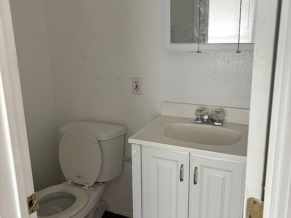 4th image of 706 S Washington St #B