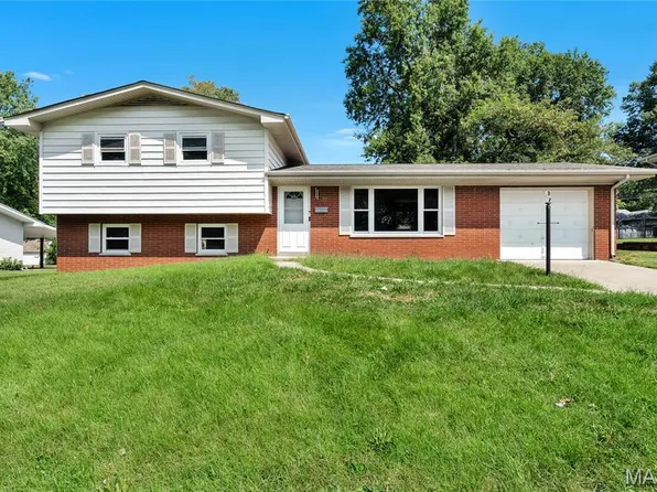 37 Briarwood Dr, Belleville, IL 62223