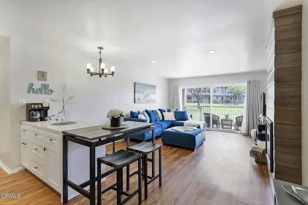 2 bed, 1.0 bath, 933 sqft, $3,200 — Photo 4