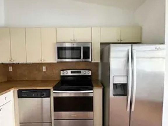 3rd image of 2920 SE 13th Ave Unit 203