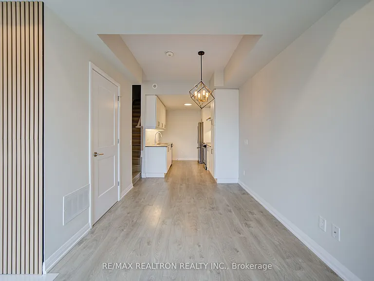 1050 Portage Pkwy #Townhouse 33 — Photo 8