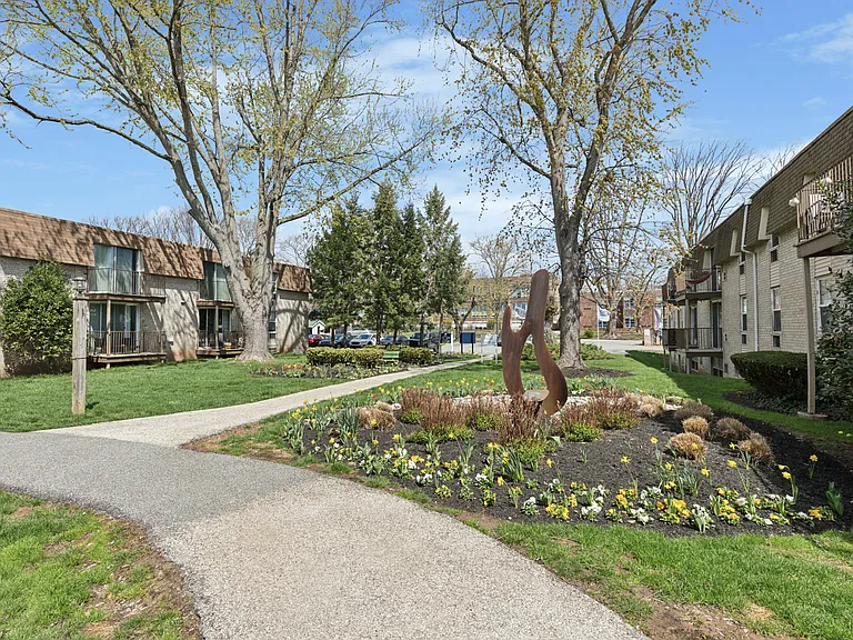 450 Green Apartments — Photo 12